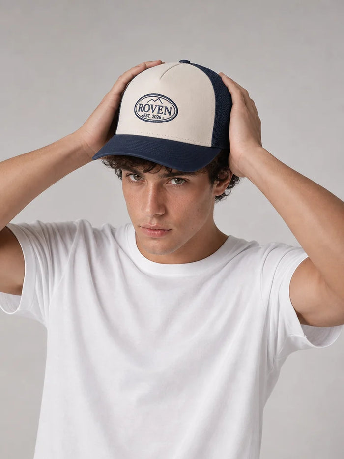 ROVEN Trucker Cap in Navy, von einem Model getragen