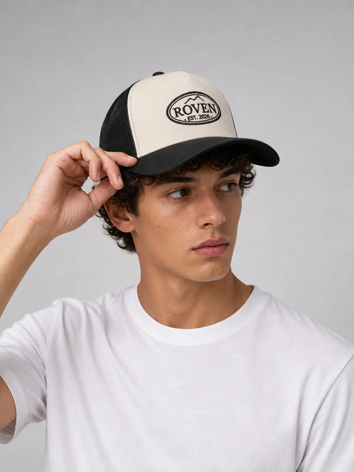 ROVEN Trucker Cap in Schwarz, von einem Model getragen