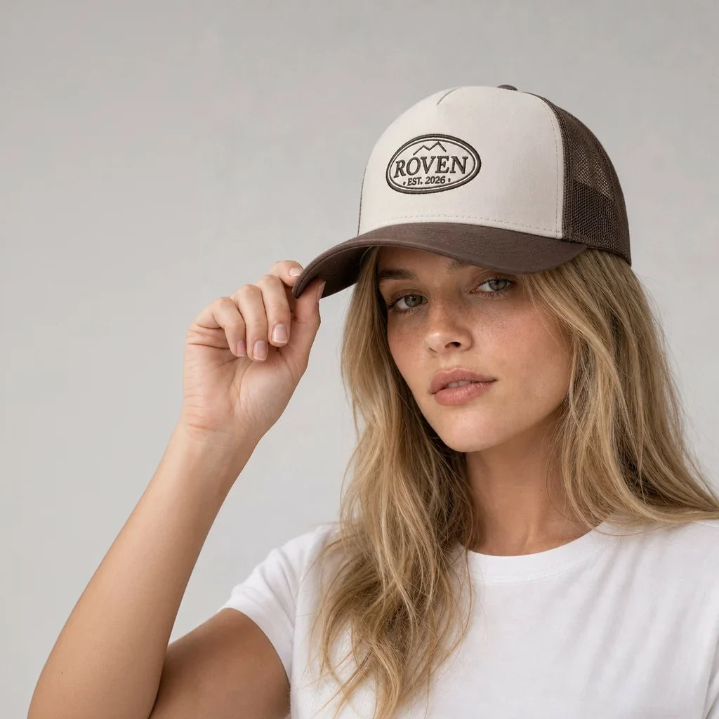 ROVEN Trucker Cap in Braun, von einem Model getragen