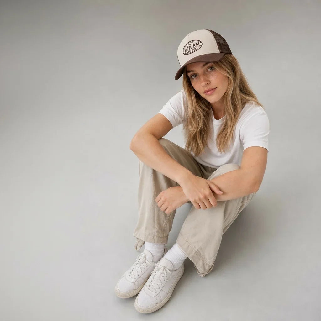 ROVEN Trucker Cap in Braun, von einem Model getragen