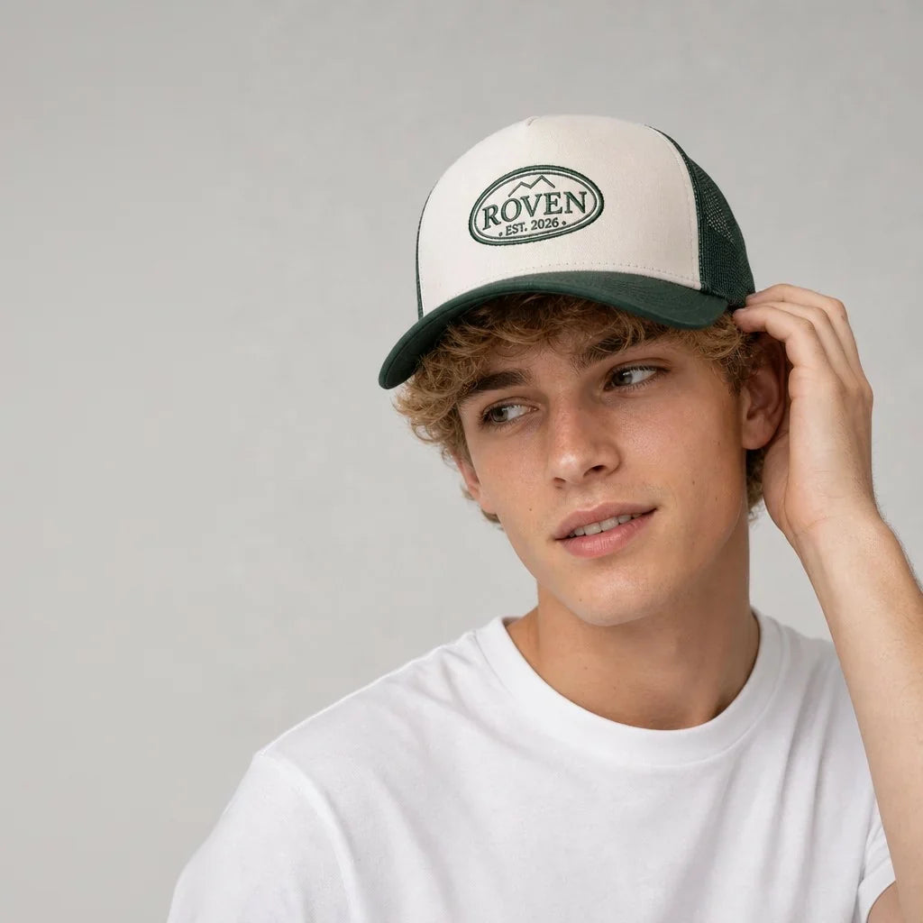 ROVEN Trucker Cap in Grün, von einem Model getragen