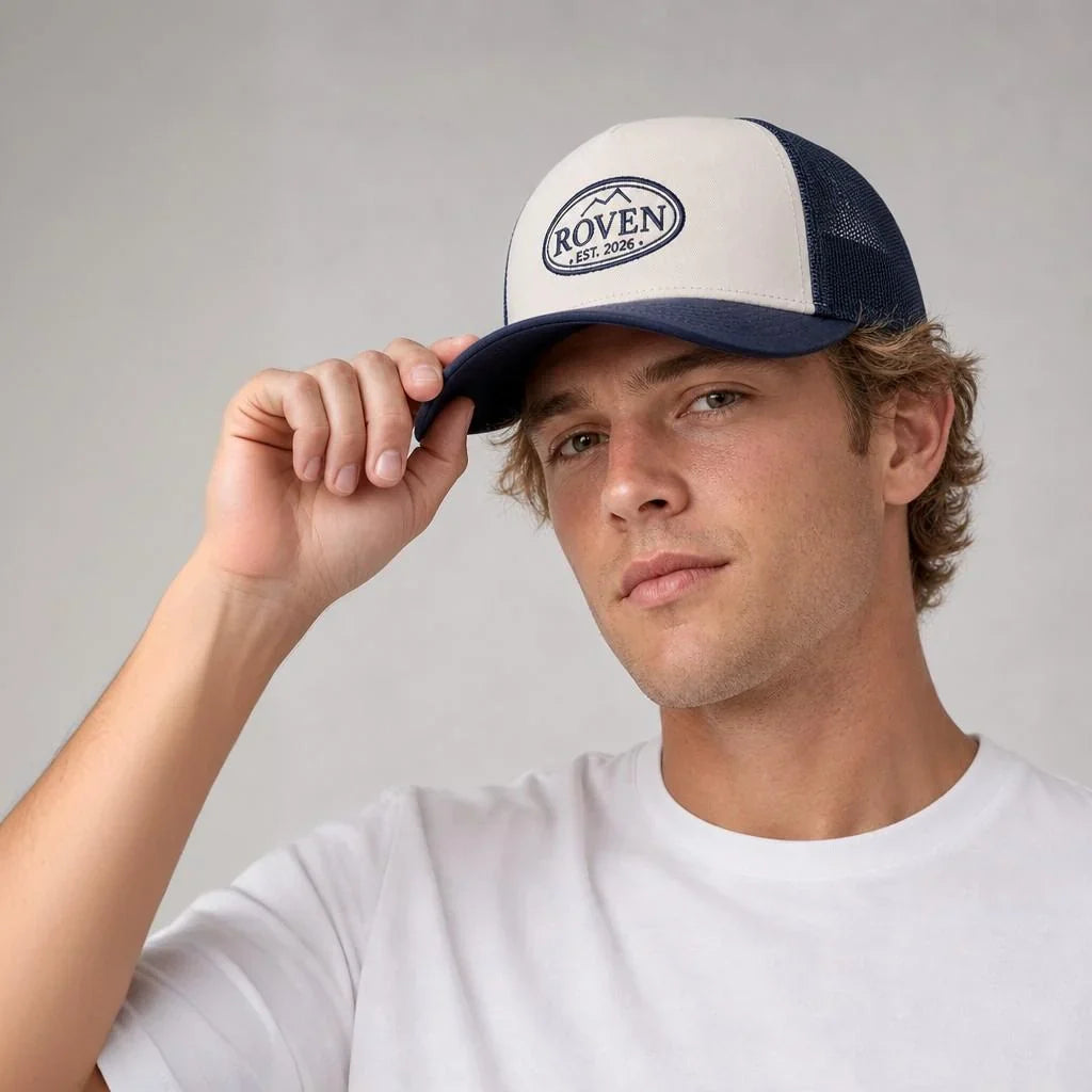 ROVEN Trucker Cap in Navy, von einem Model getragen
