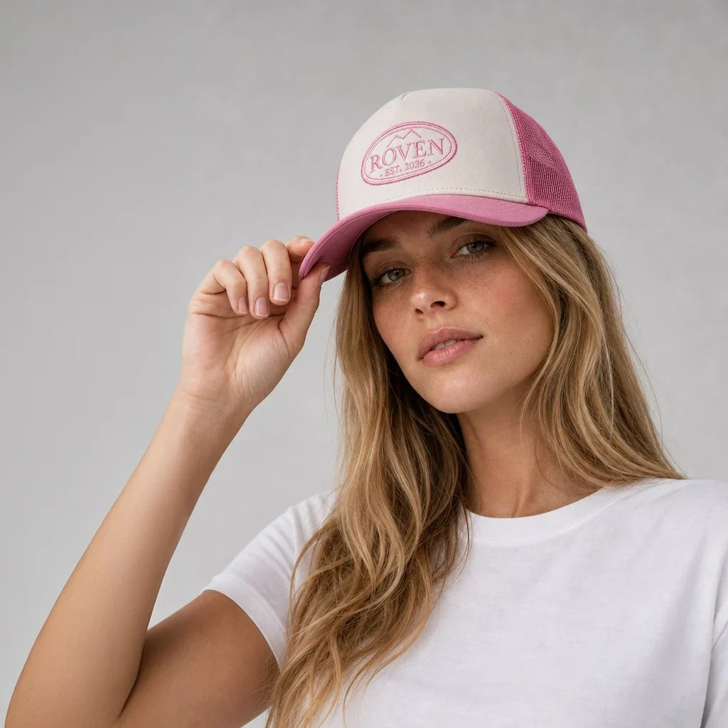 ROVEN Trucker Cap in Pink, von einem Model getragen