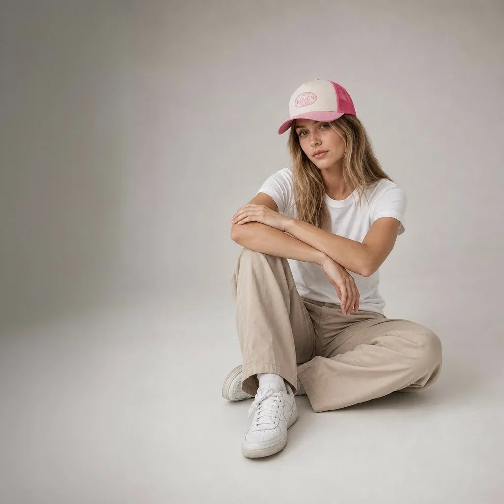 ROVEN Trucker Cap in Pink, von einem Model getragen