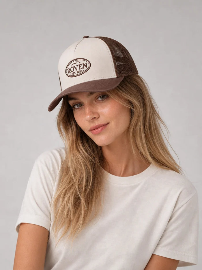 ROVEN Trucker Cap in Braun, von einem Model getragen