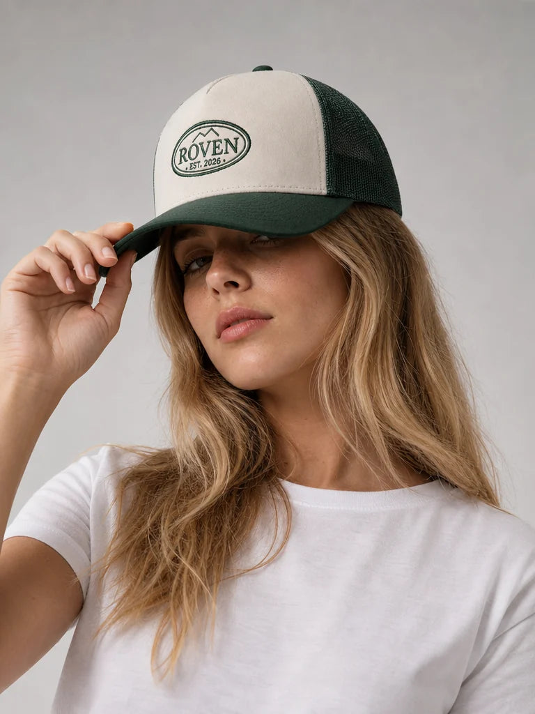 ROVEN Trucker Cap in Grün, von einem Model getragen