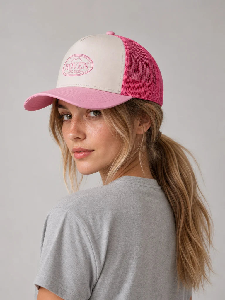 ROVEN Trucker Cap in Pink, von einem Model getragen